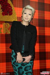 组图：黄小柔出嫁盼造人 穿低胸婚纱挽老公亮相