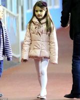 组图：小苏瑞穿粉色棉袄似小公主 与妈妈打保龄球