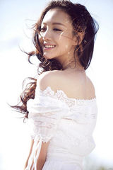 组图：韩雯雯冷艳复古装 游走时尚与文艺边缘