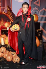 组图：吴卓羲宣传万圣节扮吸血鬼 高海宁险走光