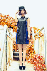 组图：姚贝娜秋日时尚街拍 乌唇冷艳秀美腿