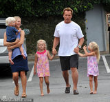 组图：施瓦辛格与神秘女约会 携三小孩如一家人