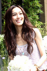 组图：范玮琪练习抛捧花 提前体验当新娘