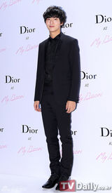 组图：f(x)韩艺瑟韩智敏等捧场品牌活动