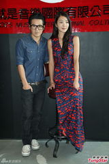 组图：曹格嘟嘴当众亲太太 一家四口齐亮相