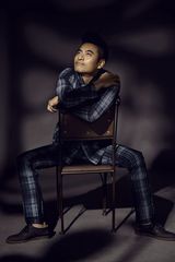 组图：陈龙拍复古写真 深沉冷峻展露魅惑瞬间