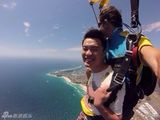 组图：陈赫夫妻高空跳伞 落地振臂一吼治好恐高
