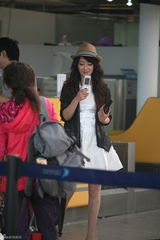 幻灯图：陈紫函机场高调秀美腿 当众点钞“不差钱”