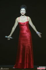 组图：叶倩文挤爆乳助阵名车 力挺老公新歌