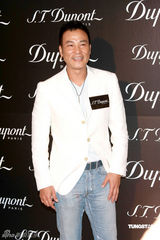 幻灯图：任达华收藏金银钻石打火机 被女儿强制戒烟