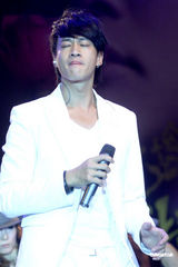 高清：何润东打造MV情感大片 亲手设计情侣内裤