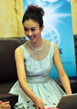 组图：兽兽清纯装扮亮相车展 长裙凸衬窈窕身姿