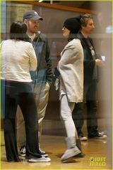 组图：水果姐情变素颜出行 拥抱异性友人求安慰