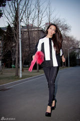 高清图：吴辰君街拍黑白条纹外套搭桃红色手包