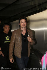 组图：《吸血鬼》伊恩抵京被围堵 挥手帅气卖萌