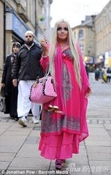 组图：英国真人芭比走红网络 男友爱其与众不同