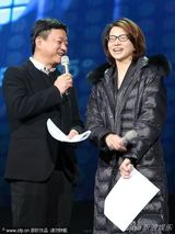 组图：董卿素颜彩排气色差 朱军露双下巴