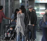 组图：林志颖与妻挽手秀恩爱 Kimi安静萌态十足