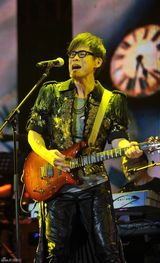 组图：罗大佑上海开唱 和红衣美女大跳探戈