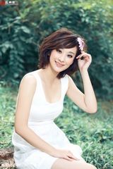 组图：穆婷婷写真展成熟魅力 性感甜美小露香肩