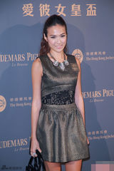 组图：关之琳出席爱彼女皇杯庆祝派对显老态