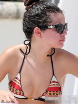 组图：赛琳娜与闺蜜海滩度假 比基尼秀诱人酥胸