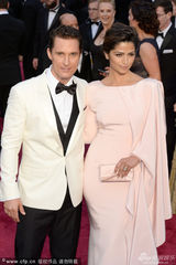 组图：马修-麦康纳妻子卡米拉现身奥斯卡红毯