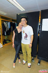 组图：陈奕迅红馆度生日 吹不灭蜡烛笑翻天