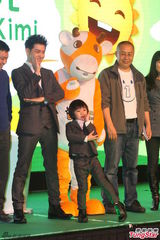 组图：林志颖父子亮相上海 kimi活泼不受控