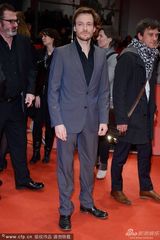 组图：《敬爱的姐妹》首映 赫斯普朗印花裙美艳