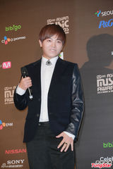 高清图：GD条纹装出席mama记者会 EXO正装帅气