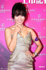 高清图：侯佩岑展现难得性感 大秀右手订婚戒指