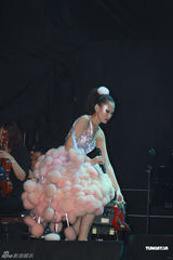 组图：王菀之香港办首场个唱 容祖儿方大同捧场