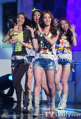 组图：AfterSchoolf(x)性感舞姿比拼《冠军秀》