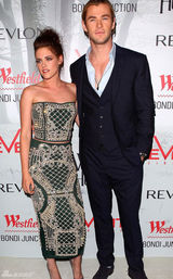 组图：克里斯汀-斯图尔特抹胸裙亮相首映礼