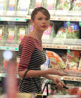 组图：泰勒变主妇超市买菜 热裤紧身T曲线凹凸