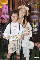 组图：名模琦琦性感装束出席 分享爱女Ella童趣