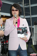 组图：阿沁升格当作家 F.I.R年底出新专辑