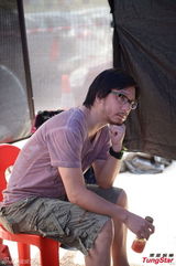 组图：刘心悠秀事业线开工 彭顺探班给执导意见