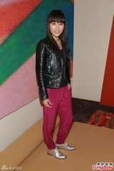 组图：群星录世界杯主题曲 谭咏麟炫万人迷签名