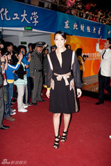 组图：吴辰君青春造型担当大学生电影节颁奖嘉宾