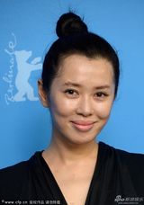 组图：余男亮相《无人区》柏林首映 着深V长裙