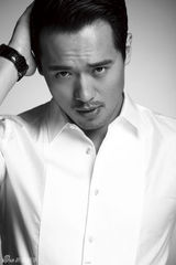 组图：高云翔黑白写真眼神迷离显神秘