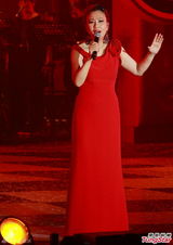 组图：汪明荃个唱飘逸红裙风情动人