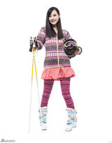 组图：杨雪冬日撞色混搭登户外杂志封面