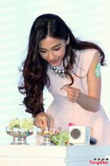 组图：AngelaBaby秀美腿 否认与黄晓明好事将近