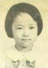 组图：50余明星童年照片大曝光 萌囧表情大不同