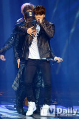 组图：BEAST酷帅助阵公演 Dal★shabet火红性感