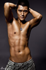 组图：沈泰半裸写真 古铜肌肤大秀身材