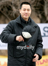 幻灯图集：神话成员Andy入伍 剃发微笑告别歌迷